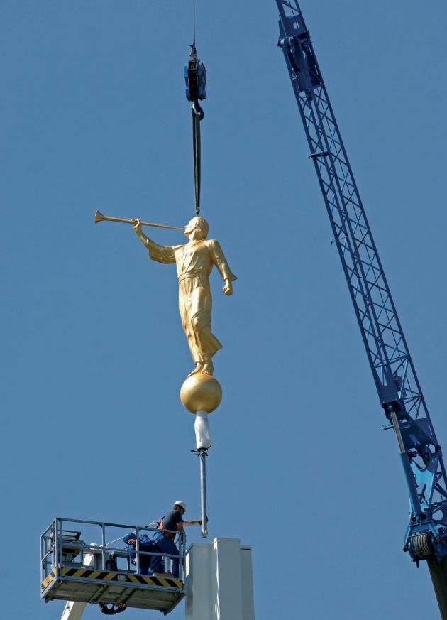 Der Engel ist gelandet - Vier Meter hohe Engel-Statue schmückt seit heute den ältesten Mormonen-Tempel Europas