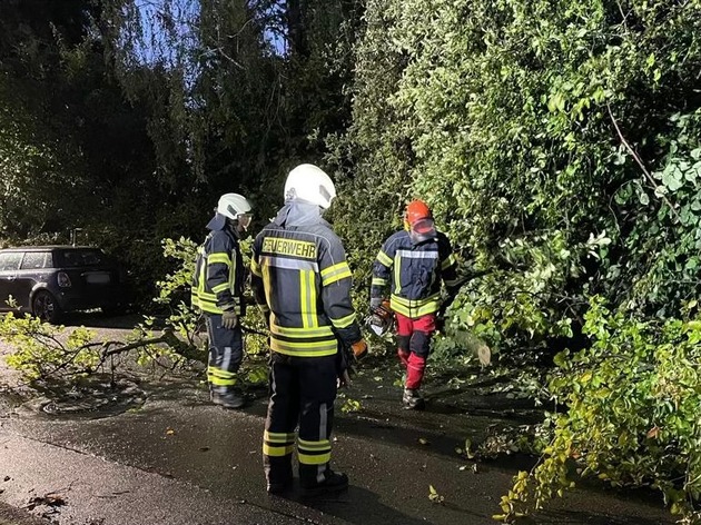 FW-EN: Schwerer Verkehrsunfall im Kreuzungsbereich &amp; Sturmschäden in Gennebreck