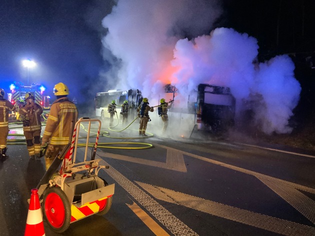 FW Ratingen: Brennender Linienbus verursacht Vollsperrung der A3, keine Verletzten