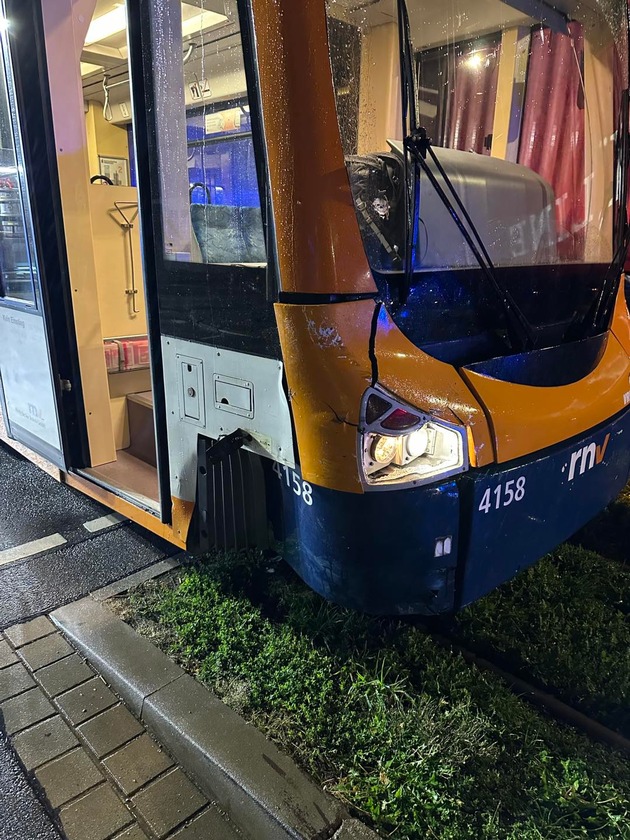 FW Weinheim: Verkehrsunfall mit Straßenbahn sorgt für Feuerwehreinsatz in der Mannheimer Straße