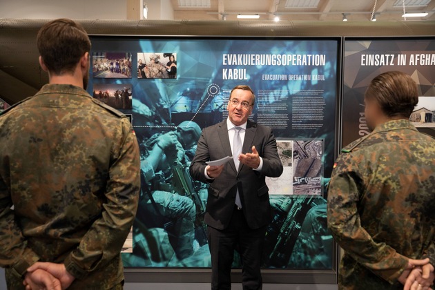 Bundesminister der Verteidigung zeichnet zwei Kommandosoldaten für Tapferkeit aus