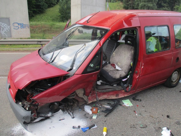 POL-PDKL: Schwerverletzter Pkw-Fahrer nach Vorfahrtsmissachtung