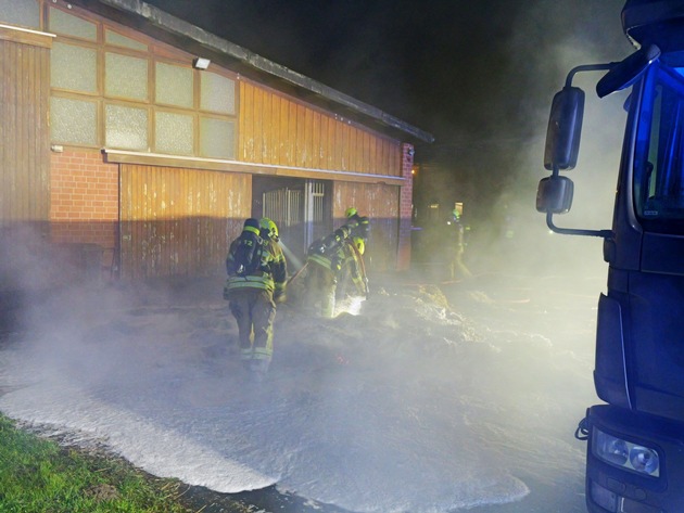 FW Paderborn: Brand in einem Pferdestall auf einem landwirtschaftlichen Anwesen