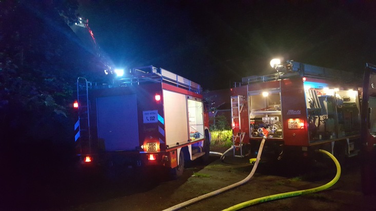 FW-AR: 119 Einsatzkräfte bei Dachstuhlbrand am ehemaligen Kloster in Oeventrop im Einsatz: Feuerwehr kann mit massivem Löschangriff ein Übergreifen verhindern