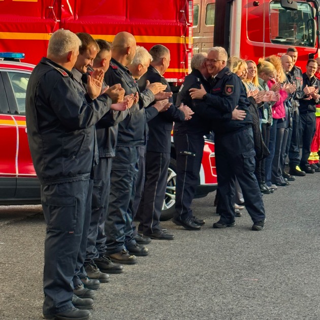 FW Dinslaken: Feuerwehrchef Ulrich Borgmann nach fast 40 Jahren verabschiedet