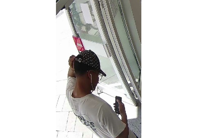 POL-HH: 260605-1. &Ouml;ffentlichkeitsfahndung nach einem Betrugsdelikt in Hamburg-Stellingen