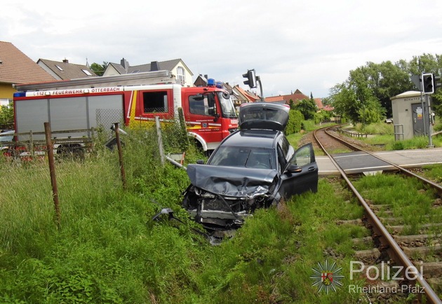 POL-PPWP: Katzweiler (Kreis Kaiserslautern): Pkw prallt gegen Regionalbahn