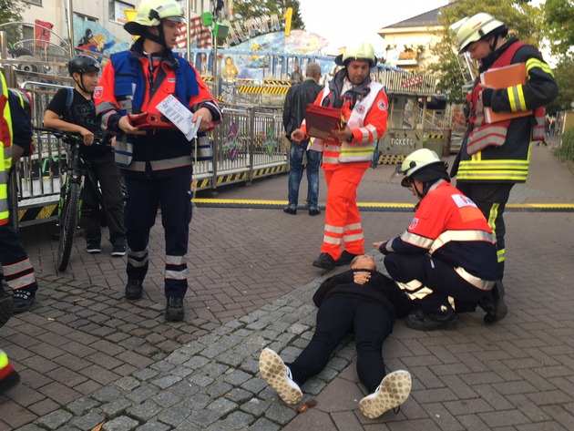 FW-HAAN: Großübung zwischen Karussells der Haaner Kirmes