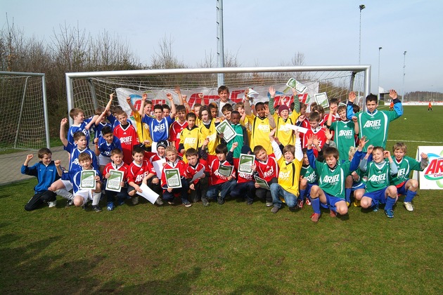 Spiel, Spaß und Sieg - beim großen Finale des Ariel Cups drückte Bernd Schneider den Fußballkids kräftig die Daumen