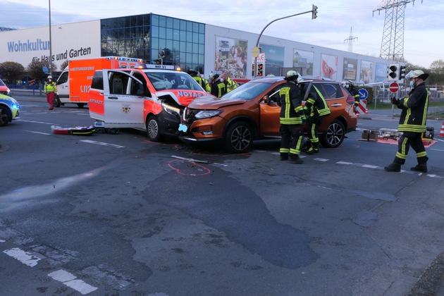 FW-DO: 16.04.2021 - Verkehrsunfall mit einem Notarzteinsatzfahrzeug.