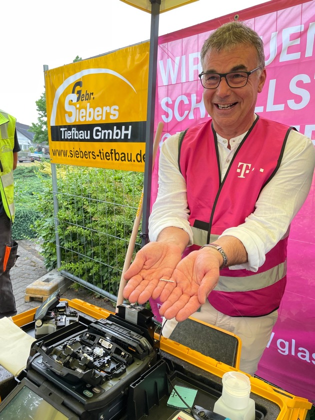 Telekom startet Glasfaserausbau in Rheinberg