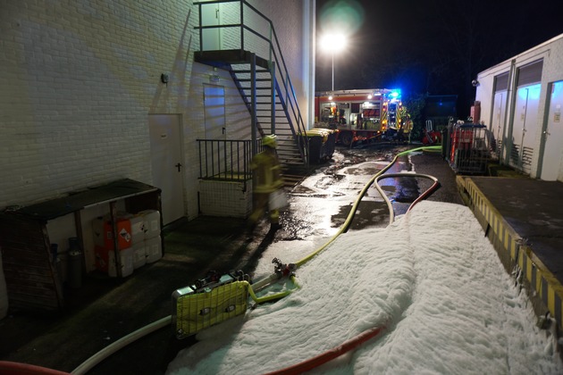 FW Ratingen: Brand in Hotelküche - Friteuse geht in Flammen auf