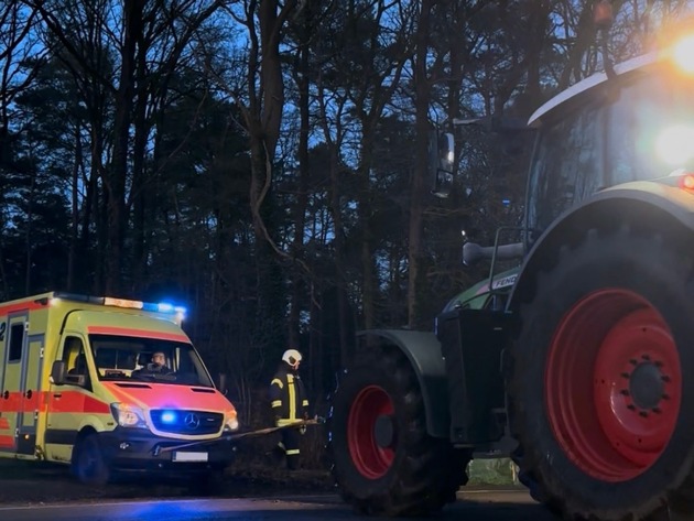 FW-AUR: Feststeckenden Notarztwagen befreit