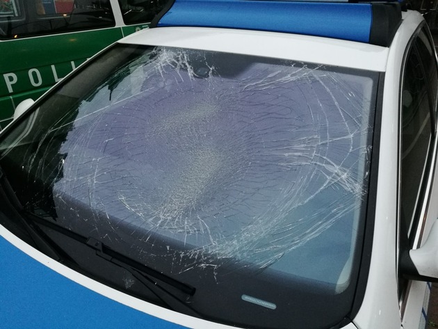 BPOL NRW: Frontscheibe eines Dienstwagens der Bundespolizei zerstört