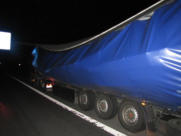 POL-F: 100921 - 1142 Frankfurt-Autobahn: Mangelnde Ladungssicherung führte zur mehrstündigen Teilsperrung - bitte Bilder beachten