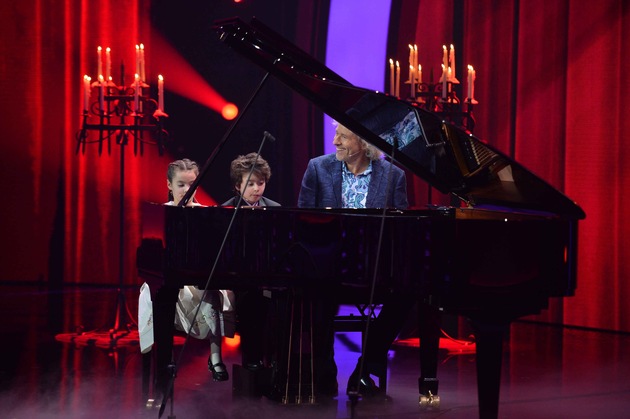 &quot;Ich hab schon mit Lang Lang gespielt, aber noch nicht mit Kurz Kurz&quot; - Thomas Gottschalk am sechshändigen Klavier in &quot;Little Big Stars&quot; am Sonntag, 23. April 2017, in SAT.1