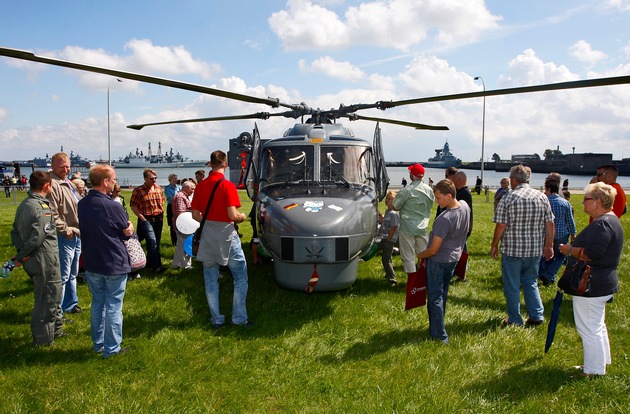 Tage der offenen Tür im Marinestützpunkt Wilhelmshaven - Jeden Mittwoch Marine zum Anfassen (BILD)