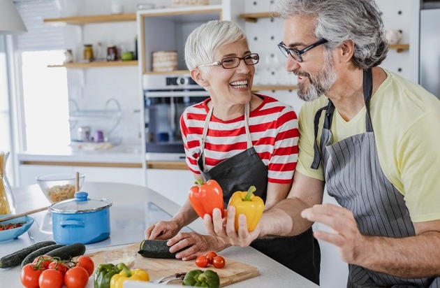 Kleine Tricks mit großer Wirkung: So fällt die Küchenarbeit im Alter leichter