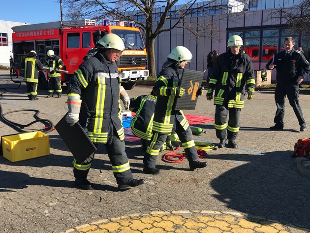 FW-GL: 17 neue Feuerwehrfrauen und -männer für Bergisch Gladbach