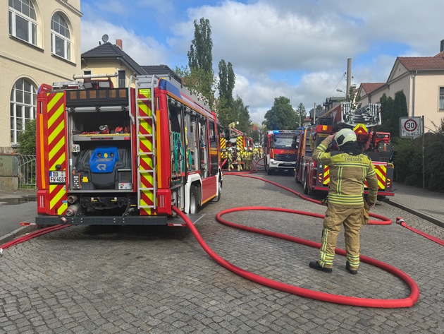 FW Dresden: Garagenbrand droht sich auf Nachbargebäude auszubreiten