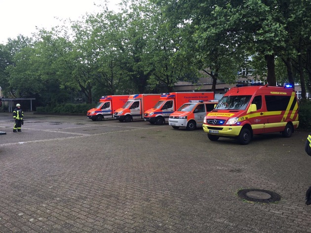 FW-Erkrath: Pfefferspray in Schule versprüht - Großeinsatz von Feuerwehr und Rettungsdienst