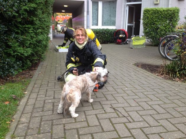 FW-D: Angebranntes Essen: Feuerwehr rettet Hund