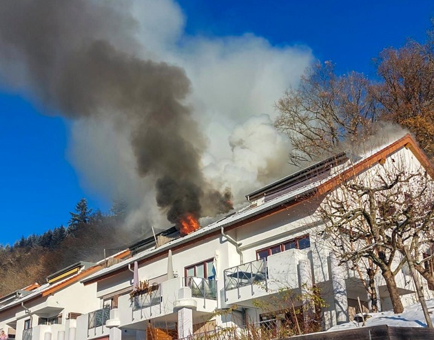 KFV-CW: Wohnungsbrand in Dachwohnung in Calw. Keine Verletzten. Eine Katze stirbt.