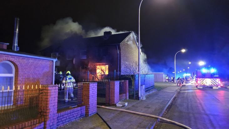 FW Gronau: 10 Personen bei Feuer in Mehrfamilienhaus in Gronau