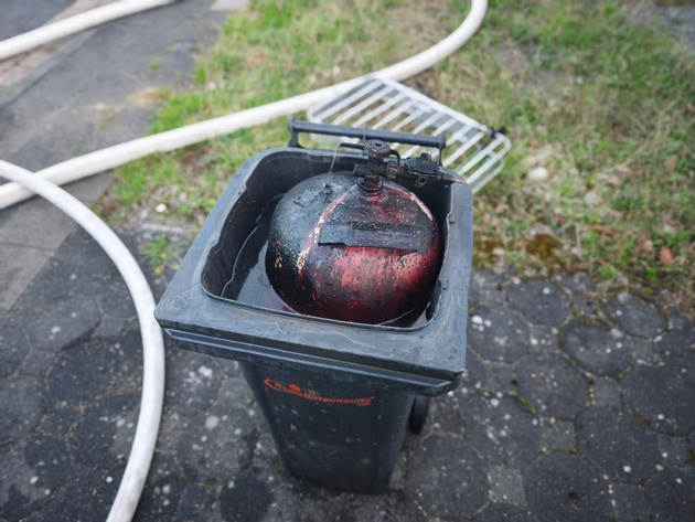 FW Heimbach: Garagenvollbrand im Stadtteil Vlatten - Gasflaschen geborgen