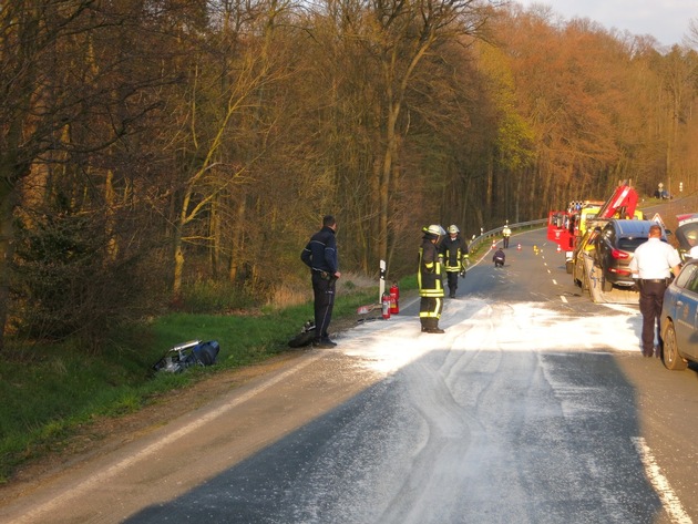 FW-AR: Voßwinkeler Feuerwehr nach Verkehrsunfall im Umweltschutzeinsatz