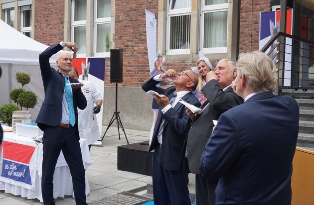 Holländisches Fischbüro: Niederländischer Minister überreicht deutschem Gesundheitswesen symbolisches Matjesfass