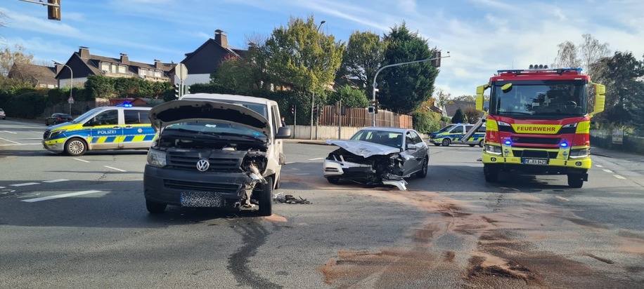 FW Ratingen: Verkehrsunfall im Kreuzungsbereich - Zwei Verletzte