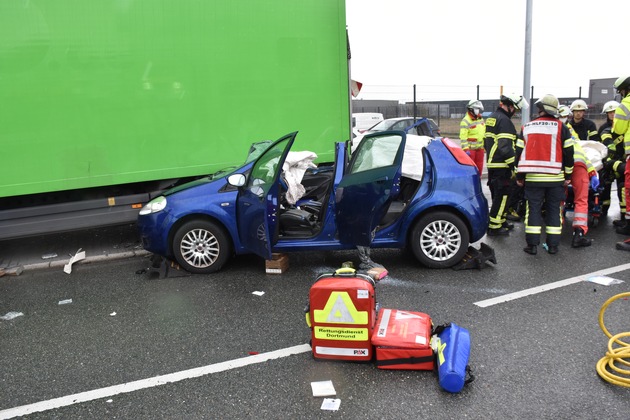 FW-DO: Feuerwehr befreit Beifahrerin nach Verkehrsunfall