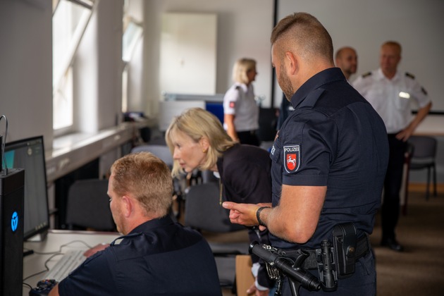 POL-AK NI: Innenpolitikerinnen und -politiker der SPD-Landtagsfraktion informieren sich über virtuelle Trainings im Polizeistudium und zur Nachwuchsgewinnung