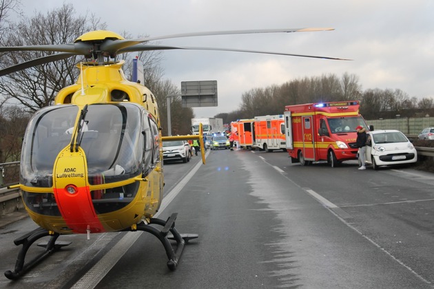 FW-WRN: Acht Verletzte und PKW-Brand auf der A1