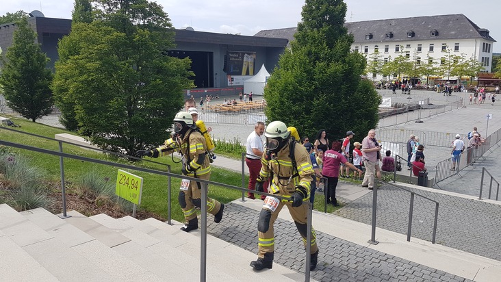 FW Menden: Firefighter-Treppenlauf: 14 Mendener Starter - Hermanns und Stüken verteidigen Titel