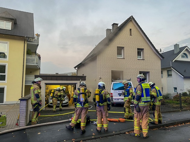 FW Menden: Zimmerbrand in einem Wohnhaus