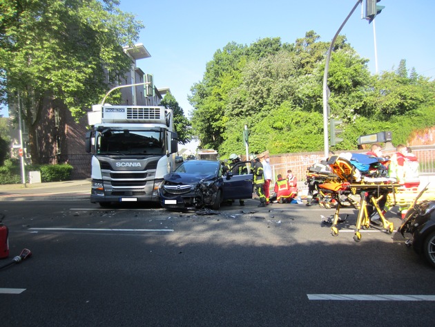 FW-MH: Verkehrsunfall mit vier verletzten Personen