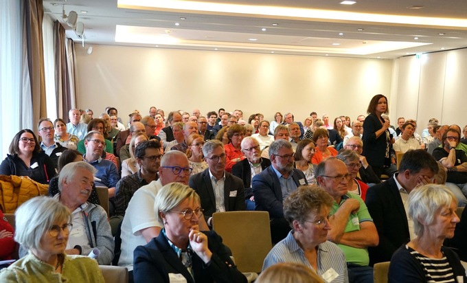 Fragen und Resonanzen zum Veränderungsprozess im Erzbistum Paderborn - 170 Teilnehmende in Dortmund nehmen an der ersten von zwölf im Erzbistum Paderborn geplanten Regionalkonferenzen zur Pastoraltransformation teil