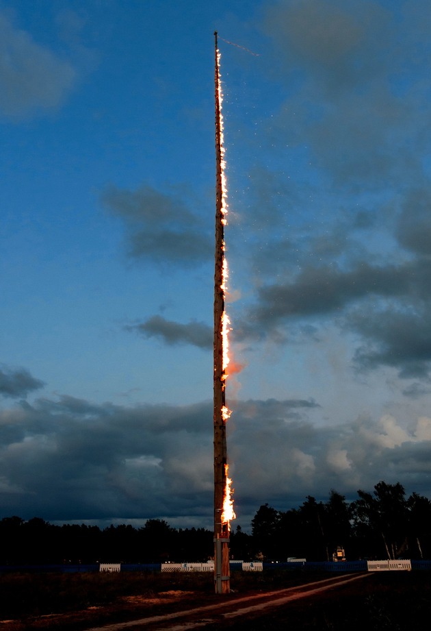 34 Meter hoch – Rekord-Institut für Deutschland (RID) bestätigt das höchste brennende Schwedenfeuer der Welt