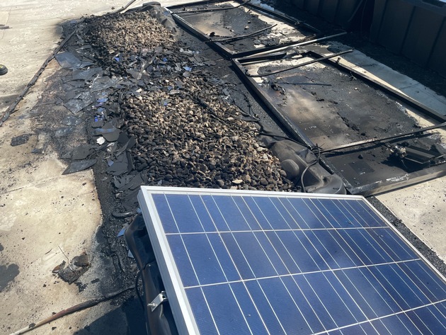 FW Dresden: Brand von Solarmodulen auf einem Dach