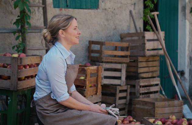 SAT.1 und Joyn drehen die neue tägliche Serie "Ein Hof zum Verlieben" / Diana Staehly erbt in SAT.1 einen Apfelhof