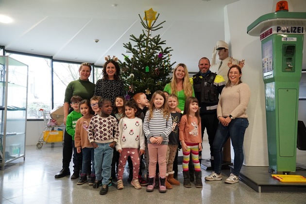 POL-KR: Jährliche Tradition im Polizeipräsidium: Kindergartenkinder schmücken den Weihnachtsbaum