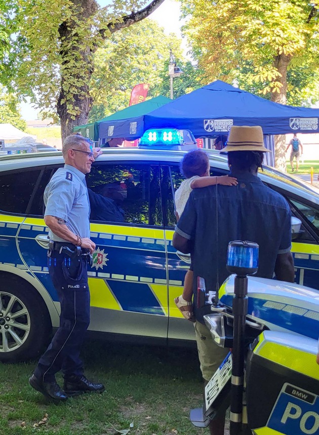 POL-DN: Polizei zum Anfassen - Viele Besucher beim Blaulichttag in Jülich