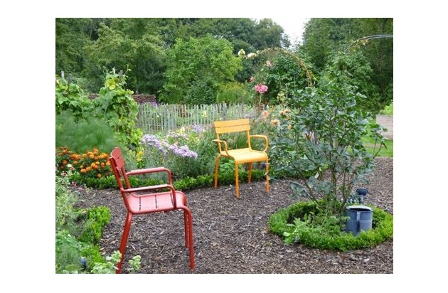 POL-NI: Bunte Gartenmöbel aus Garten der Alpheideschule entwendet