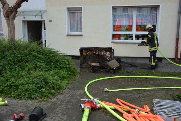 FW-MH: Zimmerbrand in Styrum - Bewohner eines Mehrfamilienhauses mussten ihre Wohnungen verlassen.
