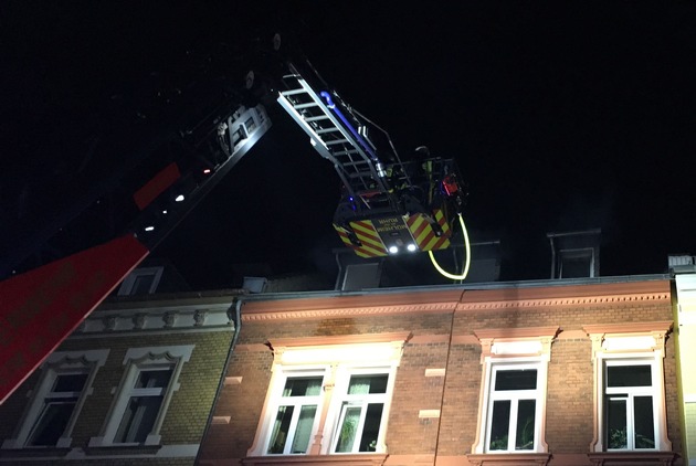 FW-MH: Menschenrettung aus brennendem Dachgeschosszimmer #fwmh