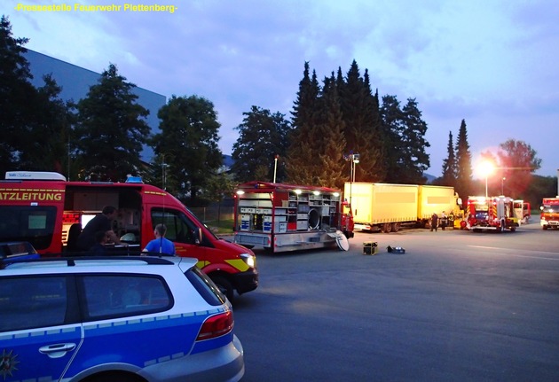 FW-PL: OT-Holthausen. Havarie an Kraftstofftank eines LKW sorgt für mehrstündigen Feuerwehreinsatz. Größere Mengen Dieselkraftstoff drohten auszulaufen.