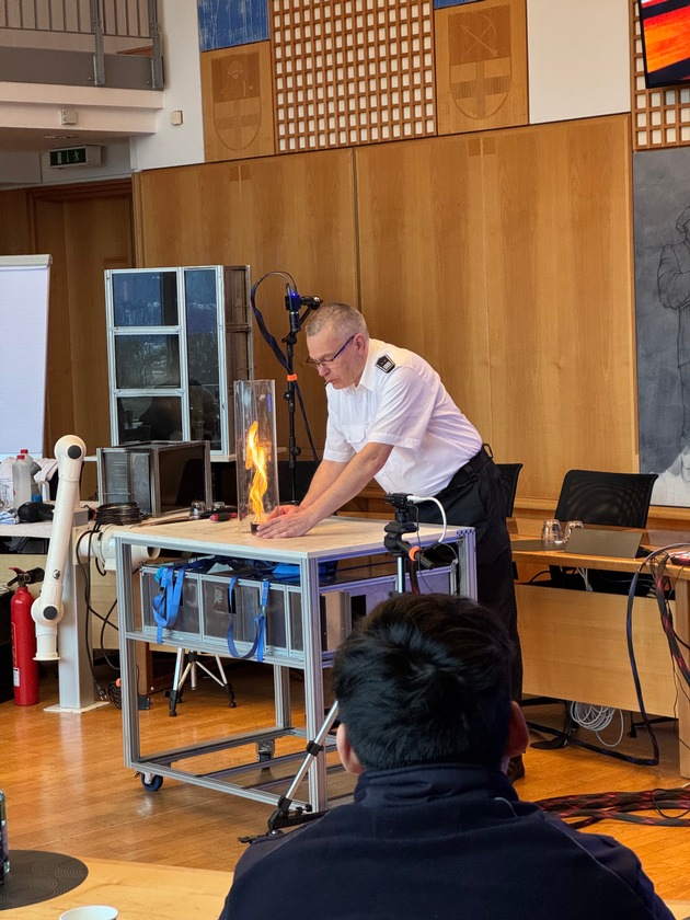 FW Wenden: Wenn Flammen str&ouml;men - Feuerwehr Wenden schult sich f&uuml;r den Ernstfall