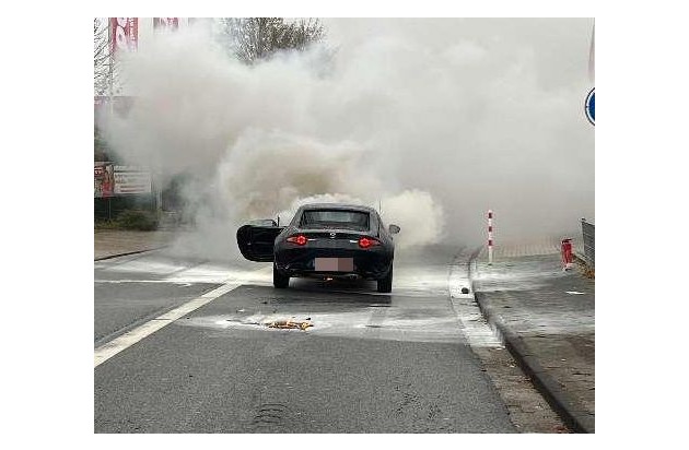 POL-STD: Mazda während der Fahrt in Brand geraten - Auto total zerstört - keine Personen verletzt